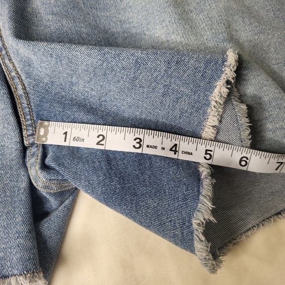 Levi's High Rise Jean Shorts. Plus Size 26W. Blue Denim Cut Off Style - Picture 7 of 7